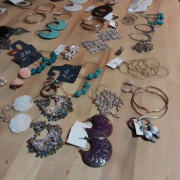 Earrings bundle 68 pairs - Picture 2 of 4